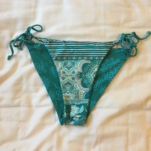 Reversible swimsuit bikini bottom